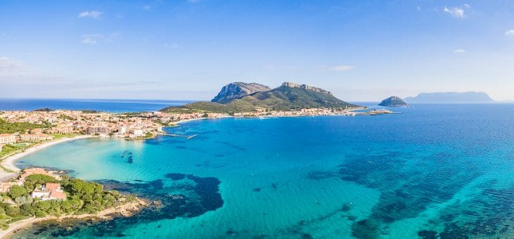 Luxury villas with garden by the sea for sale in Gallura and Emerald Coast