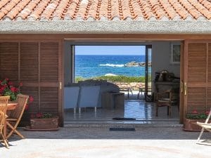 Casa in vendita sul mare con giardino in Gallura
